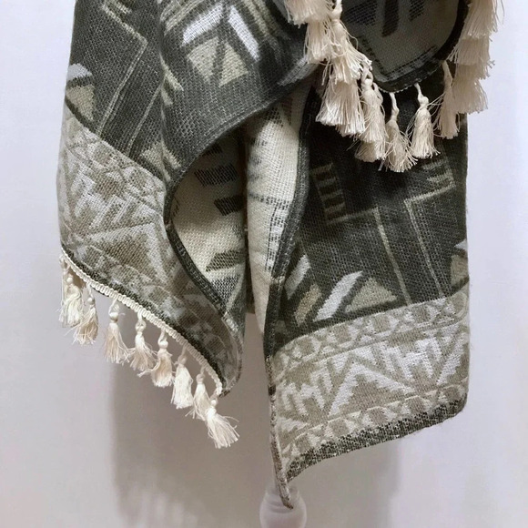 Accessory St. NWT Aztec Poncho-Ruana Women OS - Picture 6 of 8